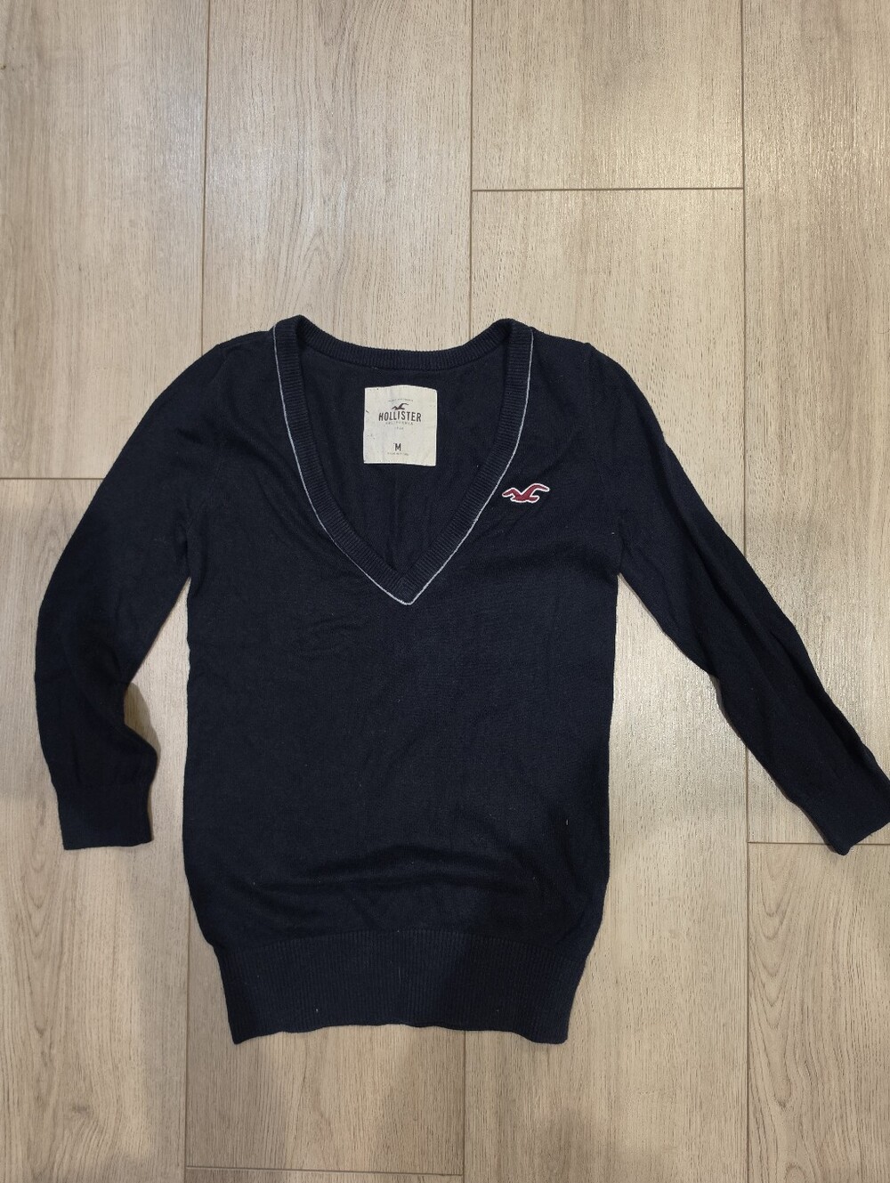 Hollister California Women's Navy V-Neck Sweater Size Medium Logo Preppy